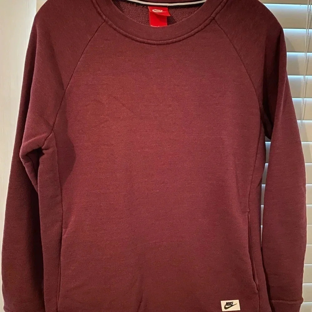 Nike Sweatshirt Women Size Small Wine Long Sleeve with Logo Label at bottom